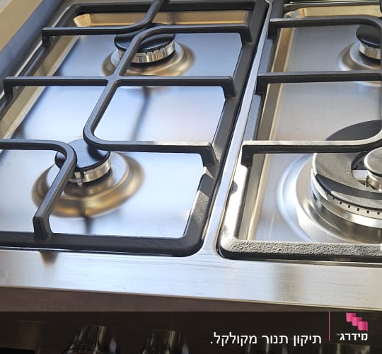 כיריים גז במטבח עם קופסת אגוזים